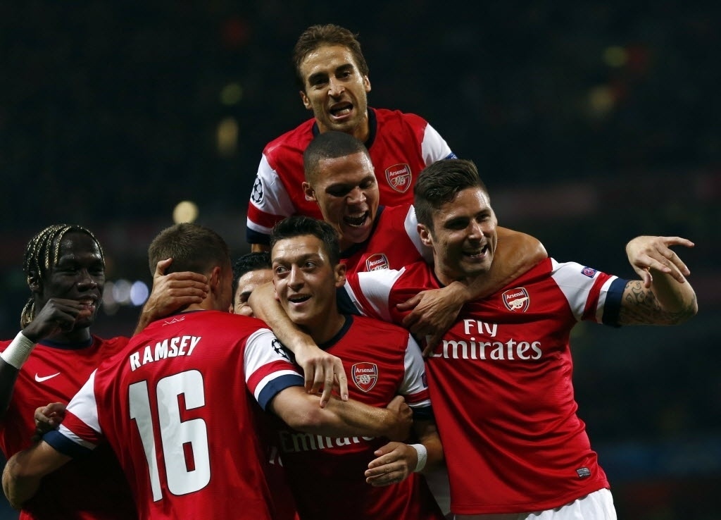01.out.2013 - Ozil (centro), meia recém-contratado pelo Arsenal, abre o placar para o time inglês contra o Napoli, em partida da Liga dos Campeões - REUTERS/Eddie Keogh