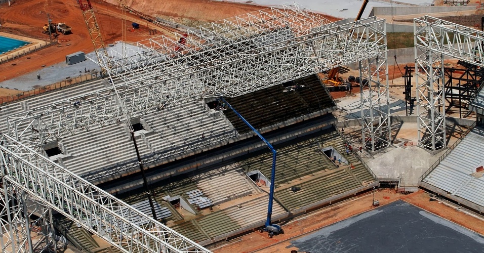 25.set.2013 - Vista aérea das arquibancadas e da estrutura metálica da Arena Pantanal