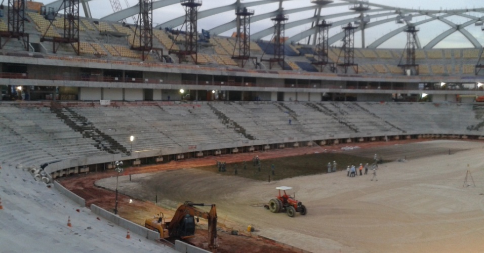 30.set.2013 - Com início do plantio do gramado, trabalhos na Arena da Amazônia, em Manaus, atingem 84,03%, segundo o governo local