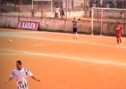 Vídeo: goleiro dá chutão, acerta atacante e leva gol do meio-campo - Reprodução
