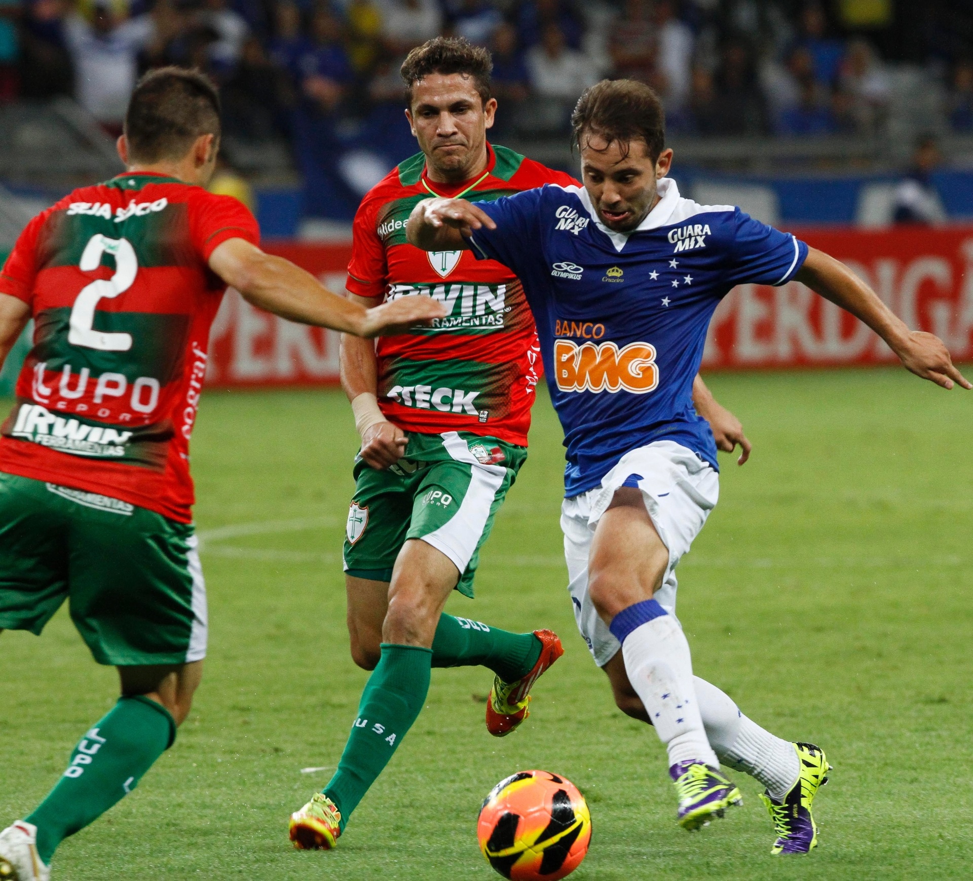 02.out.2013 - Everton Ribeiro marcou o primeiro gol do Cruzeiro sobre a Portuguesa - Washington Alves / Textual