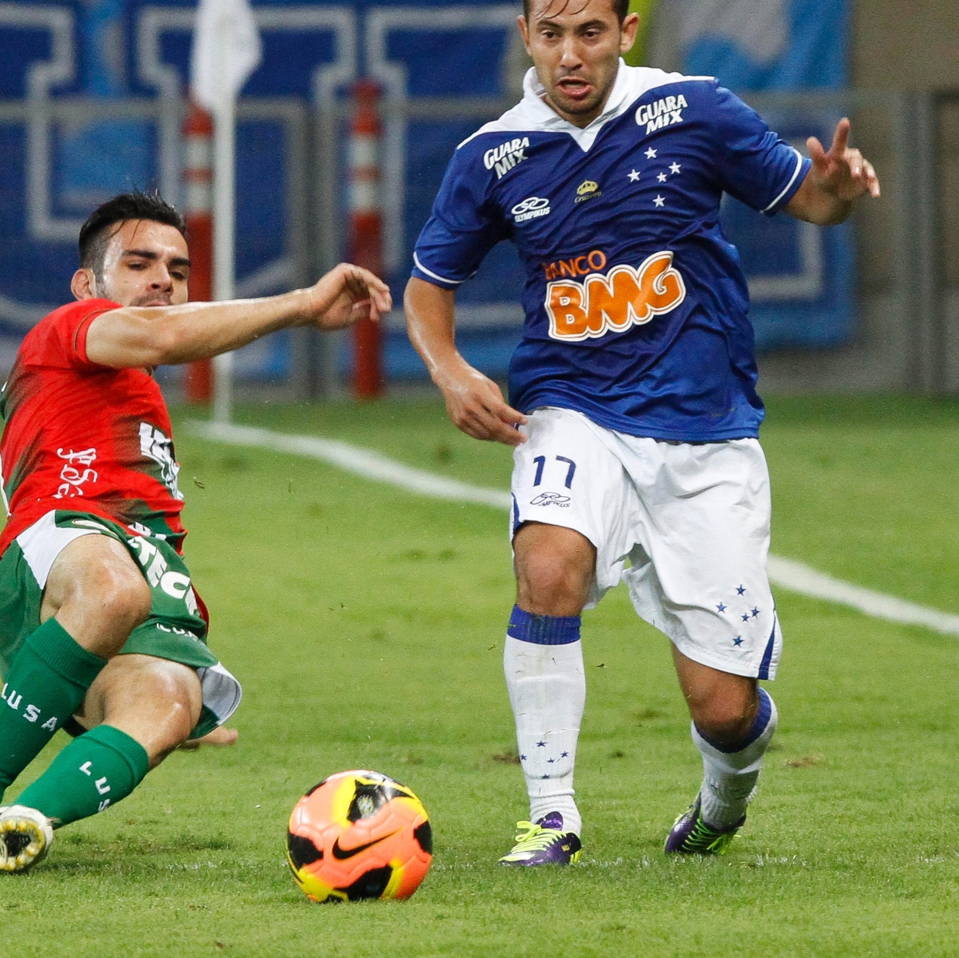 02.out.2013 - Everton Ribeiro tenta armar jogada para o Cruzeiro diante da Portuguesa - Washington Alves / Textual