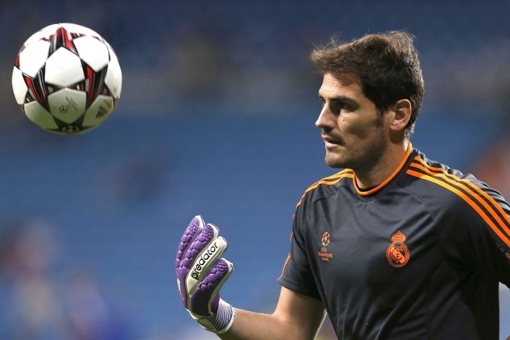 02.out.2013 - Iker Casillas se aquece antes da partida entre Real Madrid e Copenhague pela Liga dos Campeões - EFE/Javier Lizón