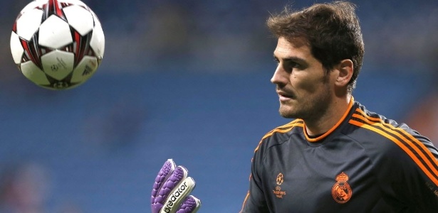 02.out.2013 - Iker Casillas se aquece antes da partida entre Real Madrid e Copenhague pela Liga dos Campeões