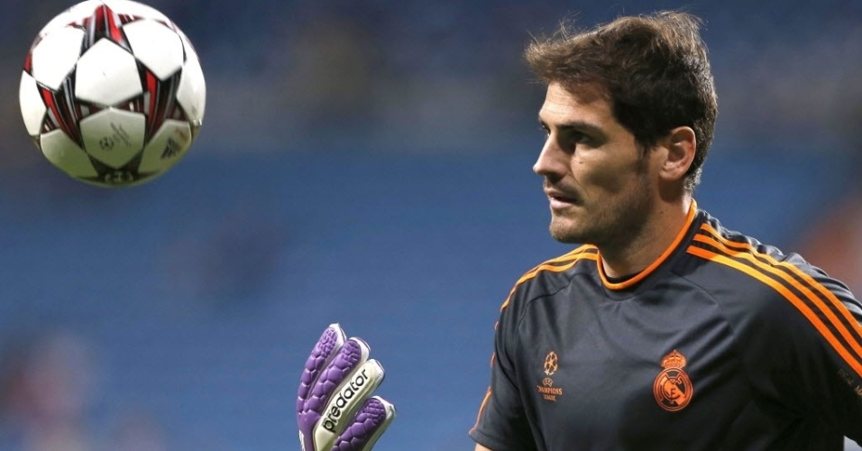 02.out.2013 - Iker Casillas se aquece antes da partida entre Real Madrid e Copenhague pela Liga dos Campeões