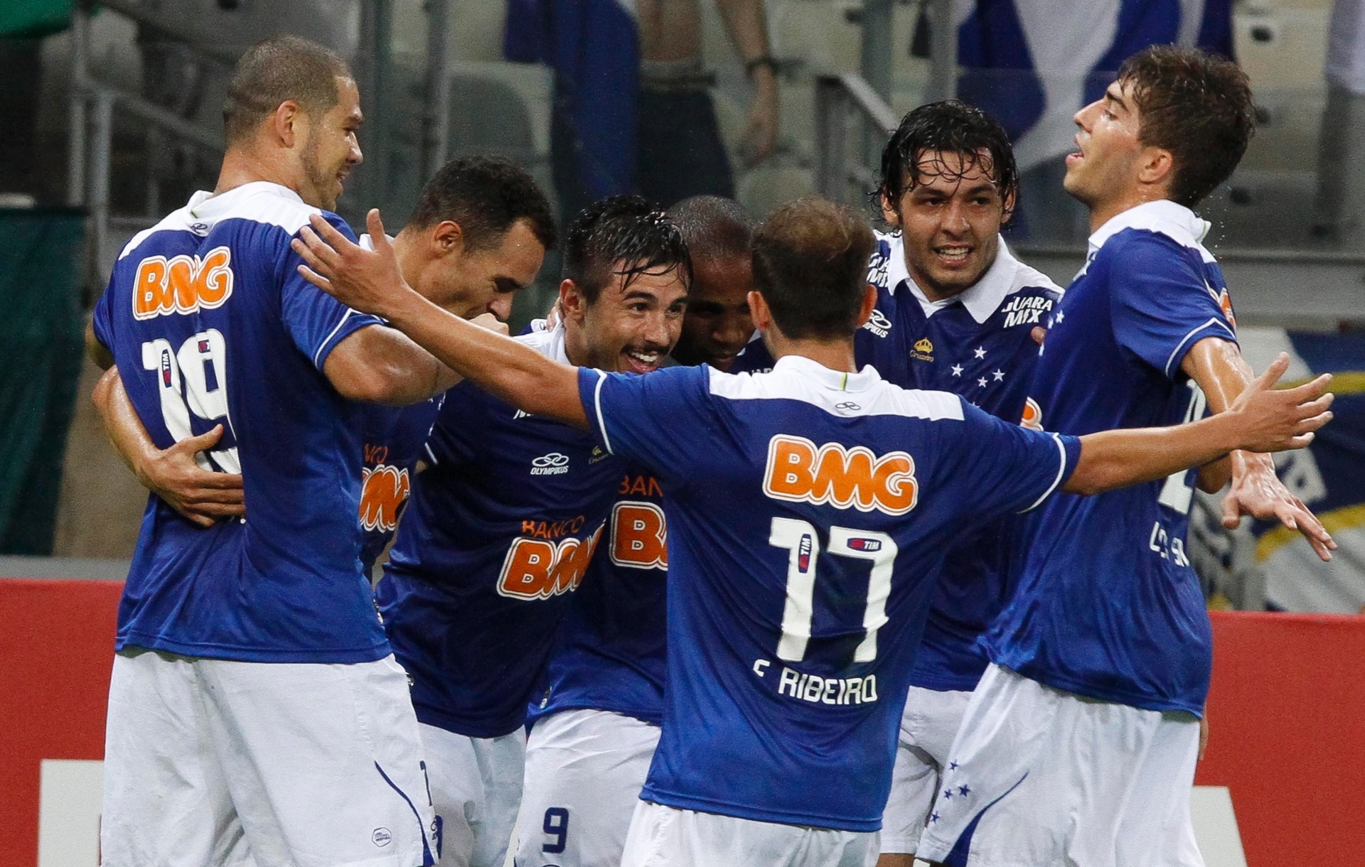 02.out.2013 - Jogadores do Cruzeiro comemoram o gol de Borges contra a Portuguesa - Washington Alves / Textual