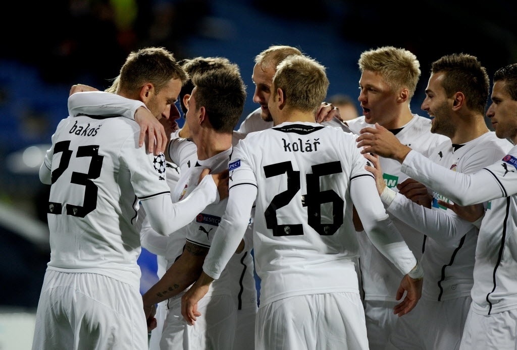 02.out.2013 - Jogadores do Viktoria Plzen comemoram após o primeiro gol da partida contra o CSKA pela Liga dos Campeões - AFP PHOTO/OLGA MALTSEVA