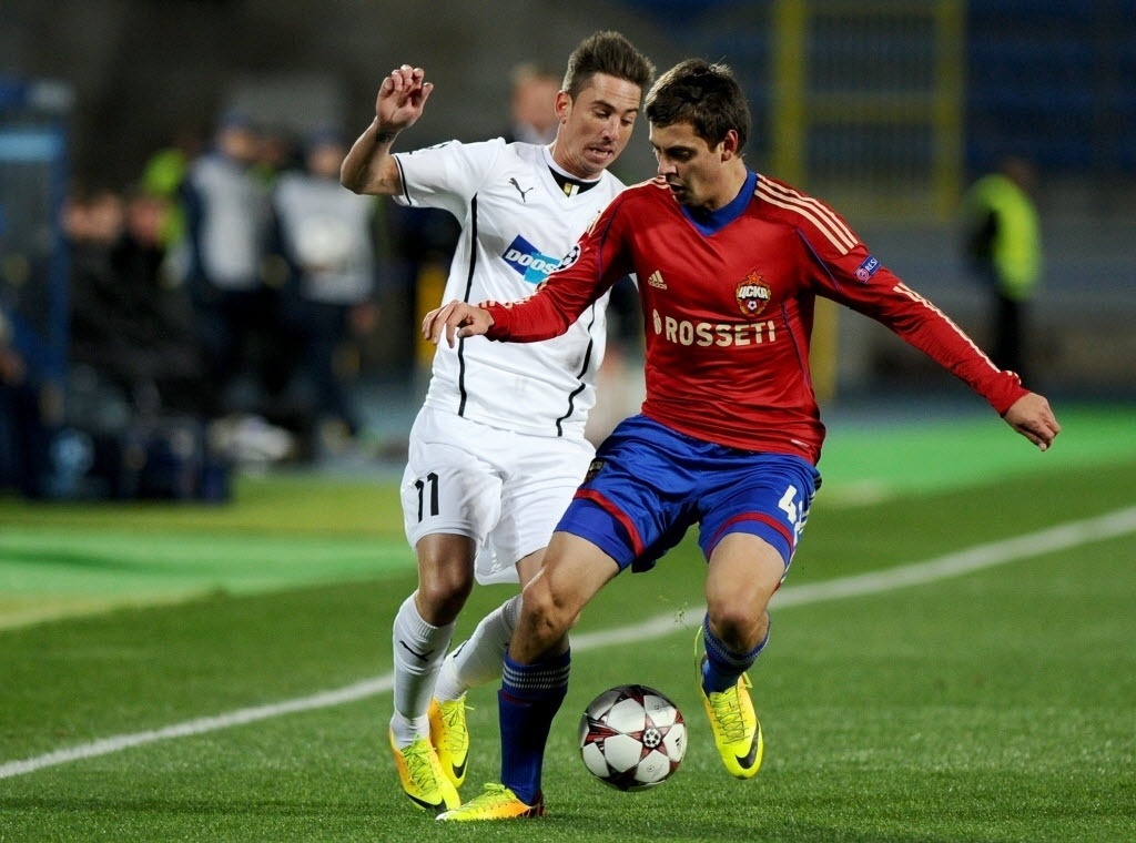 02.out.2013 - Milan Petrzela (esq.), do Viktoria Plzen, disputa a bola com Sergei, do CSKA, em partida da Liga dos Campeões - AFP PHOTO / OLGA MALTSEVA