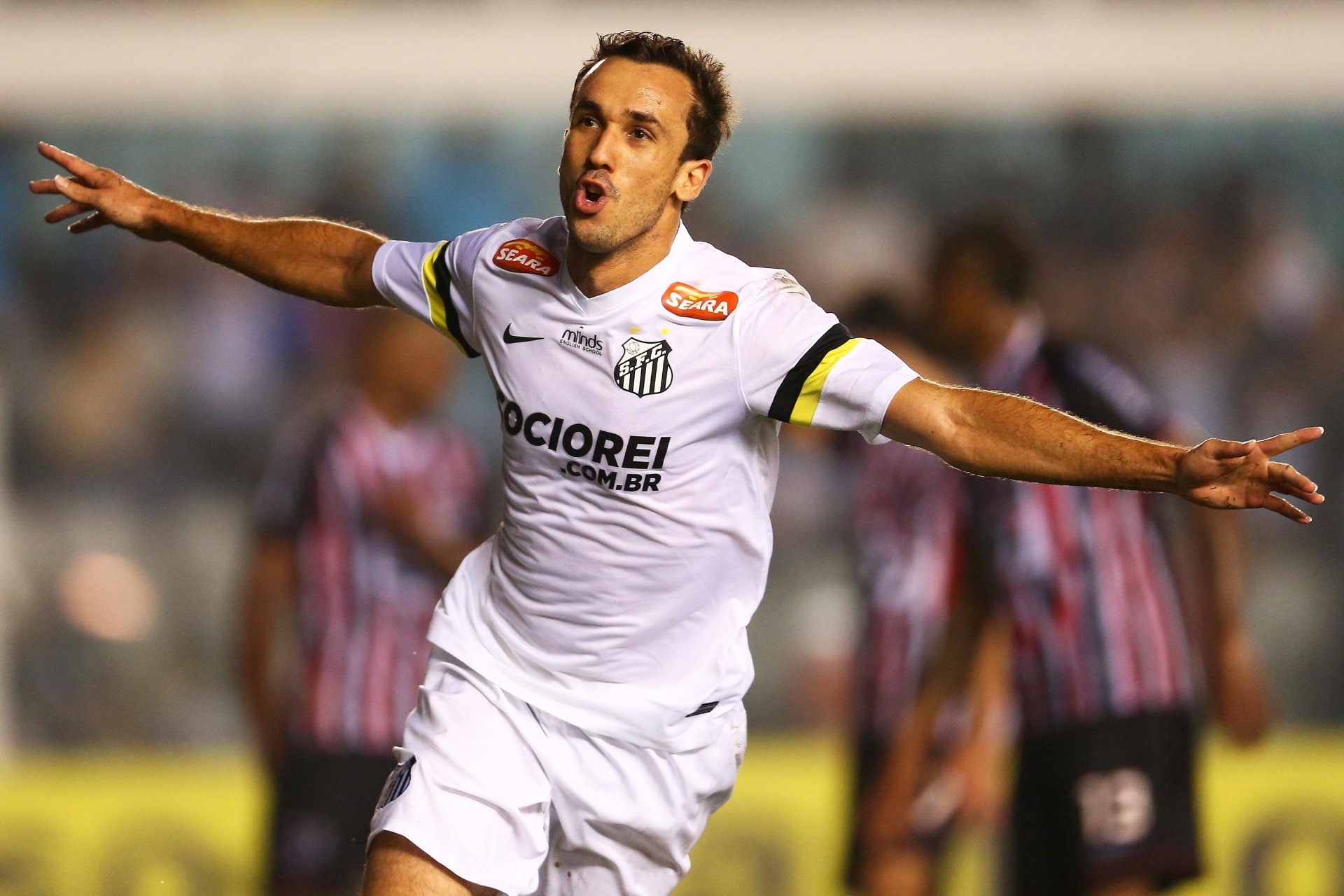 02.out.2013 - Thiago Ribeiro, atacante do Santos, comemora gol sobre o São Paulo em jogo pelo Brasileiro - WAGNER CARMO/ESTADÃO CONTEÚDO