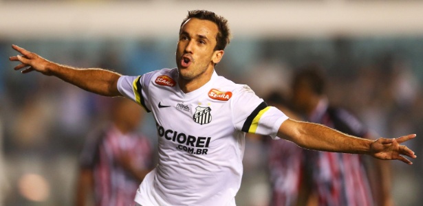Thiago Ribeiro, ex-São Paulo, marcou o segundo gol do Santos na vitória por 3 a 0 na Vila Belmiro - WAGNER CARMO/ESTADÃO CONTEÚDO