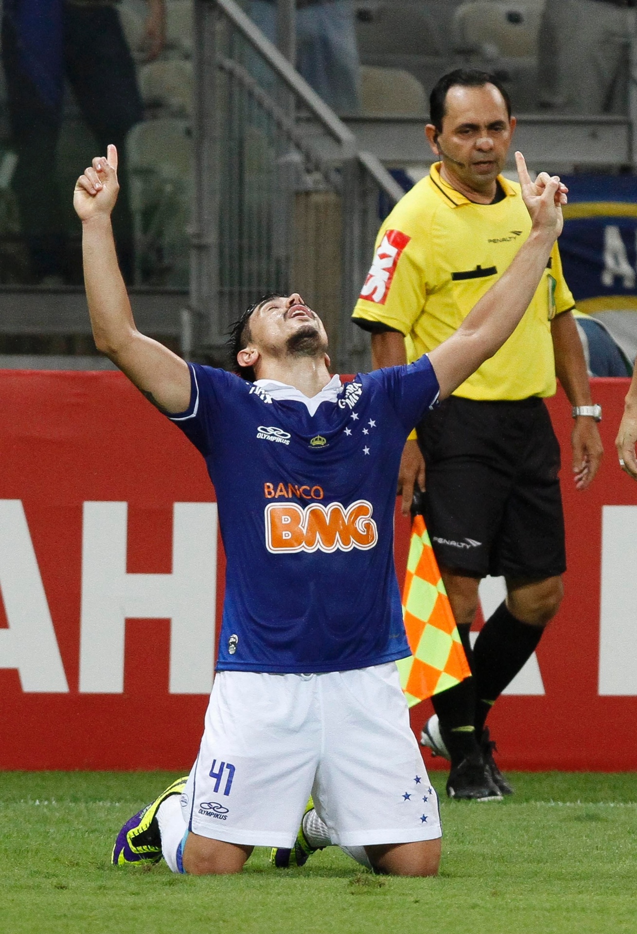 02.out.2013 - Willian comemora o terceiro gol do Cruzeiro sobre a Portuguesa, no Mineirão - Washington Alves / Textual