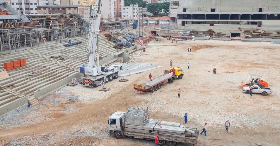09.abr.2013 - Trabalhos na Arena da Baixada chegaram a cerca de 60% do total em abril