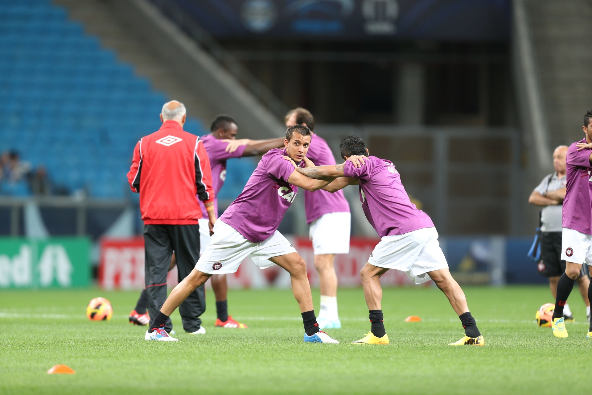 02.out.2013 - Jogadores do Atlético-PR se aquecem antes da partida contra o Grêmio pelo Brasileirão - Jefferson Bernardes/ Agência Preview