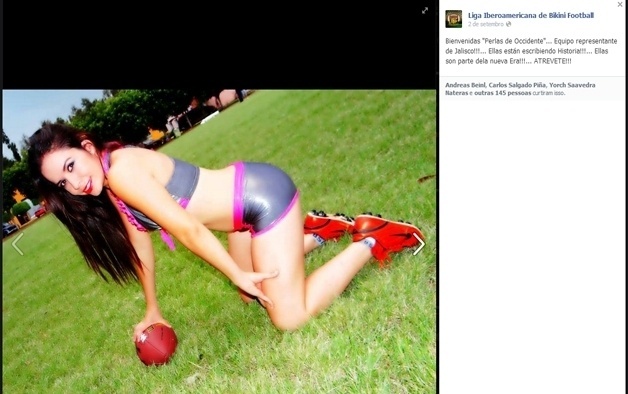 Atleta que disputa a Liga Iberoamericana de Bikini Football posa para foto