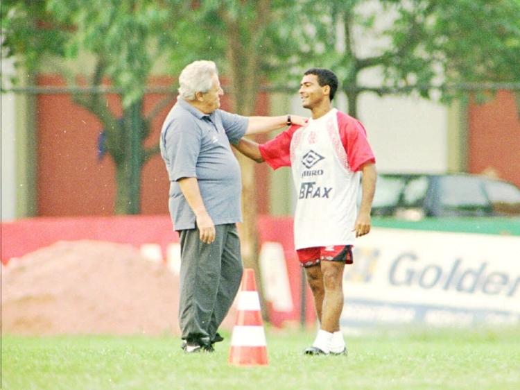 Washington Rodrigues, o Apolinho, ex-técnico do Flamengo, com Romário