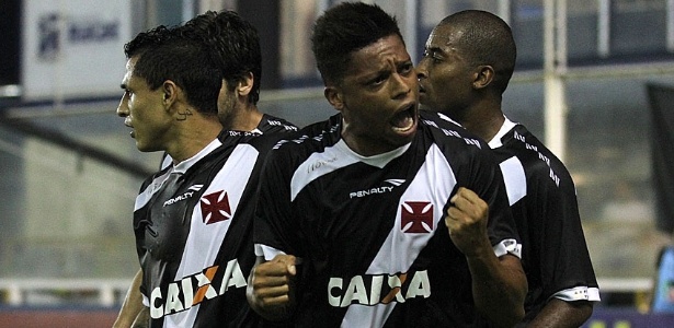 O atacante André comemora o segundo gol do Vasco na vitória sobre o Internacional pelo Brasileirão - Marcelo Sadio/vasco.com.br