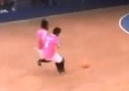 Jogadores fingem trombada em cobrança ensaiada de falta e fazem o gol - Reprodução/vídeo