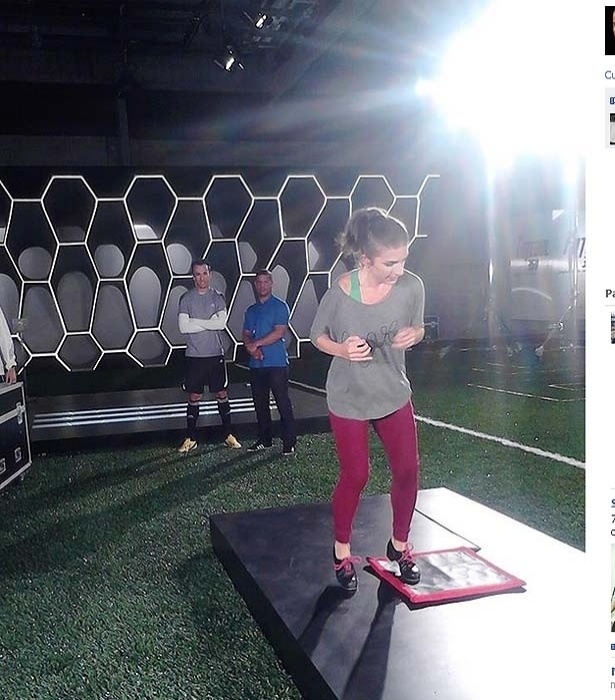 Marcelinho Carioca e Thiago Ribeiro observam garota sapateando durante gravações do Futebol 360  - Reprodução/Facebook