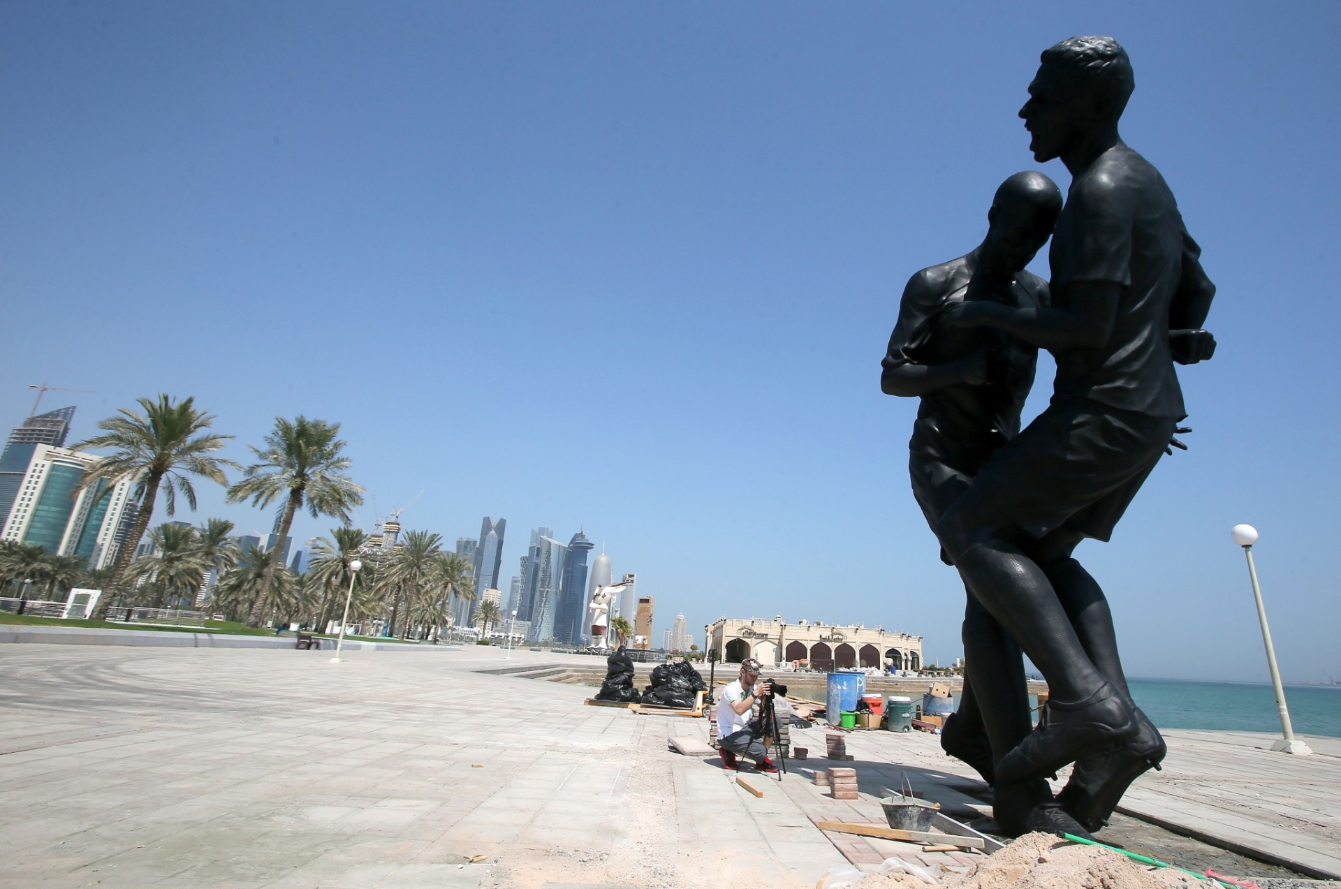 04.10.2013 - A escultura ficará em exposição em Corniche, na baía de Doha - Karim Jaafar/Al-Watan Doha/AFP Photo