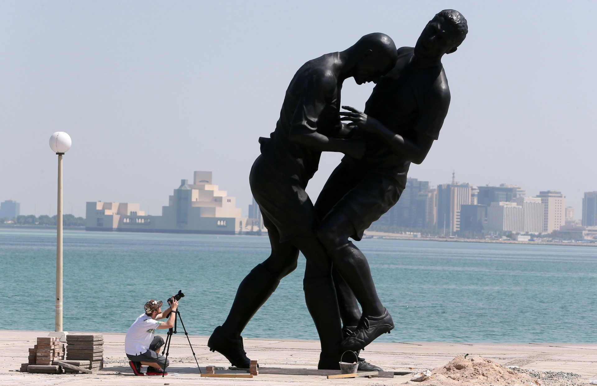04.10.2013 - A estátua causou polêmica na França quando foi lançada - Karim Jaafar/Al-Watan Doha/AFP Photo