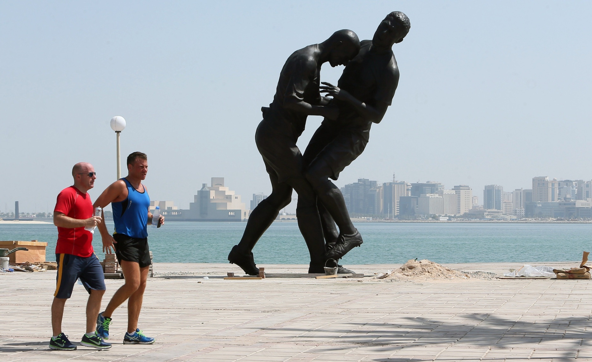 04.10.2013 - A escultura foi feita pelo artista argelino Adel Abdessemed - Karim Jaafar/Al-Watan Doha/AFP Photo