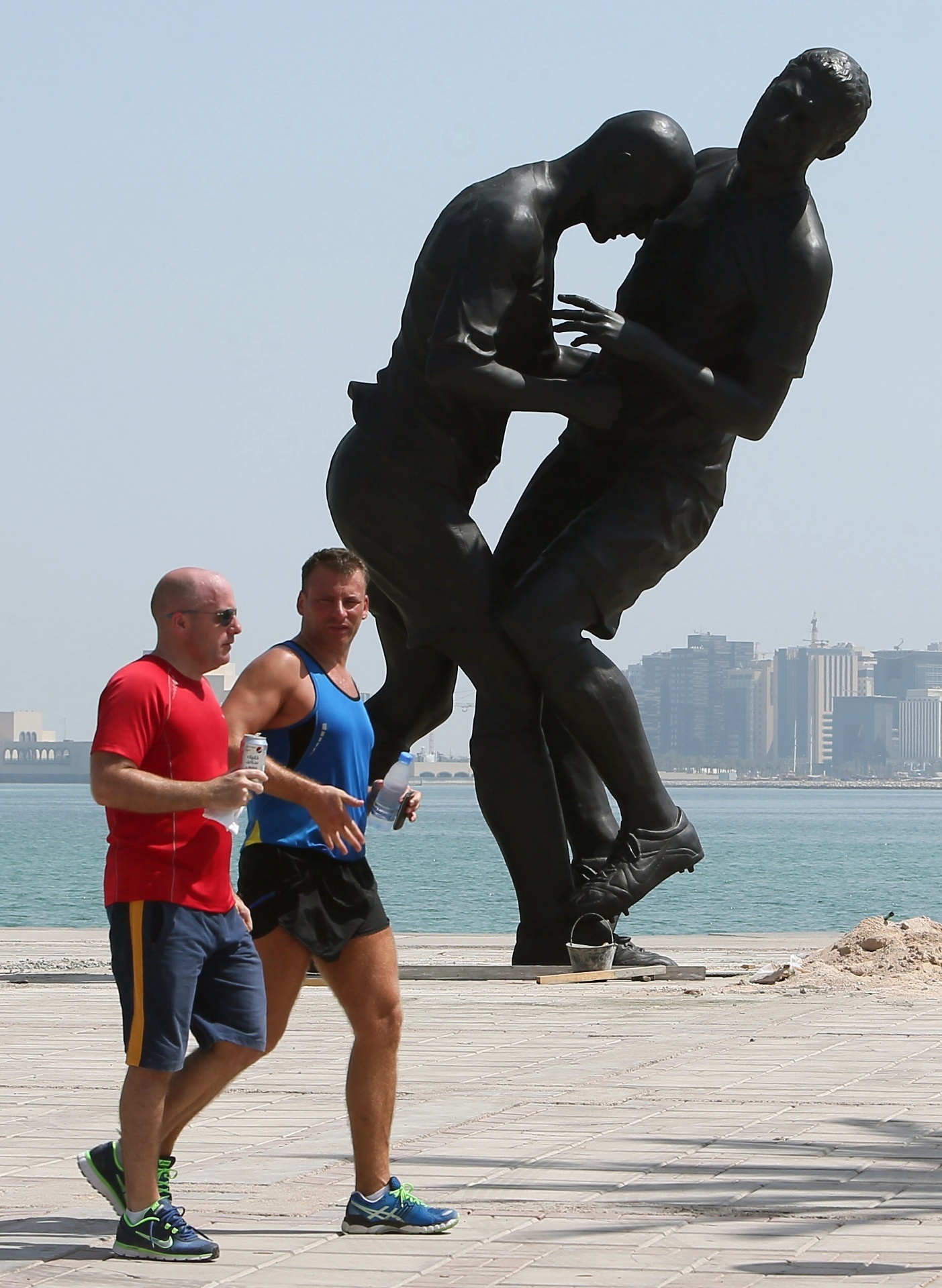 04.10.2013 - Estátua de Zidane tem cinco metros de altura - Karim Jaafar/Al-Watan Doha/AFP Photo