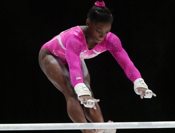 Simone Biles, de 16 anos, conquistou o individual geral do Mundial da Antuérpia nesta sexta-feira - AP Photo/Yves Logghe