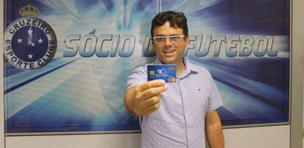 Tecladista do Skank, Henrique Portugal, exibe orgulhoso a carteira de sócio torcedor do Cruzeiro  - Site do Cruzeiro/Divulgação