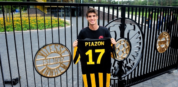 Brasileiro Lucas Piazon exibe camisa do Vitesse após a sua apresentação no time holandês - Divulgação/Vitesse