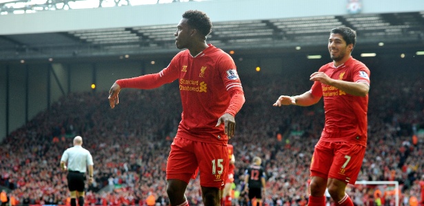 Sturridge (esquerda) e Suarez comemoram gols e liderança do Liverpool - PAUL ELLIS / AFP