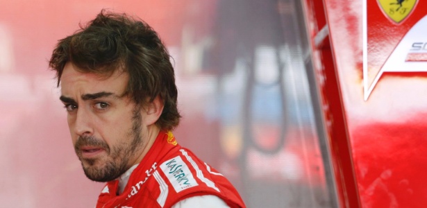 Fernando Alonso demonstra preocupação durante treinos para GP da Coreia do Sul - REUTERS/Lee Jae-Won