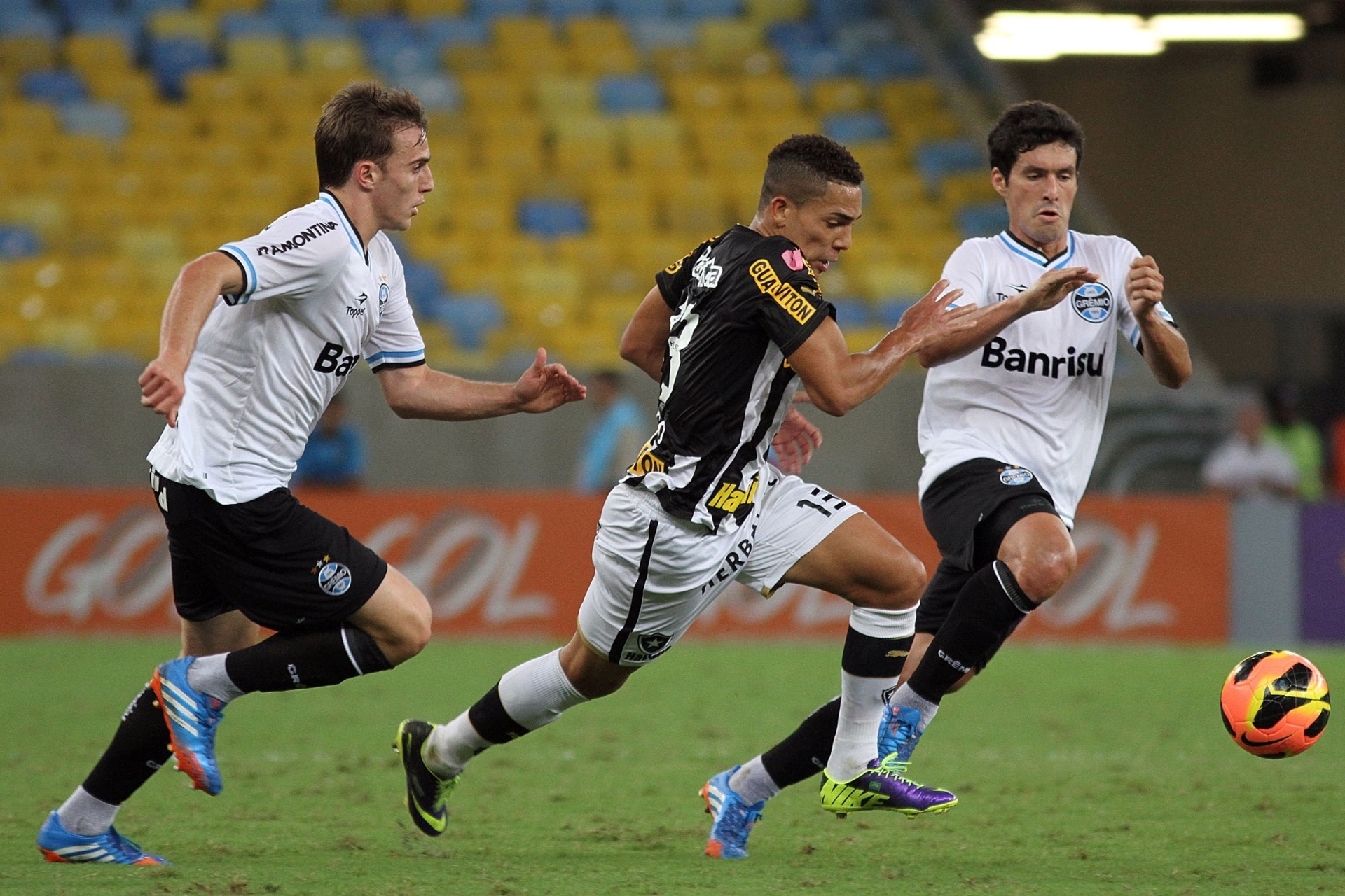 05.out.2013 - Jogadores de Grêmio e Botafogo disputam a bola durante confronto no Maracanã, válido pela 26ª rodada da Série A - Vitor Silva/SSPress