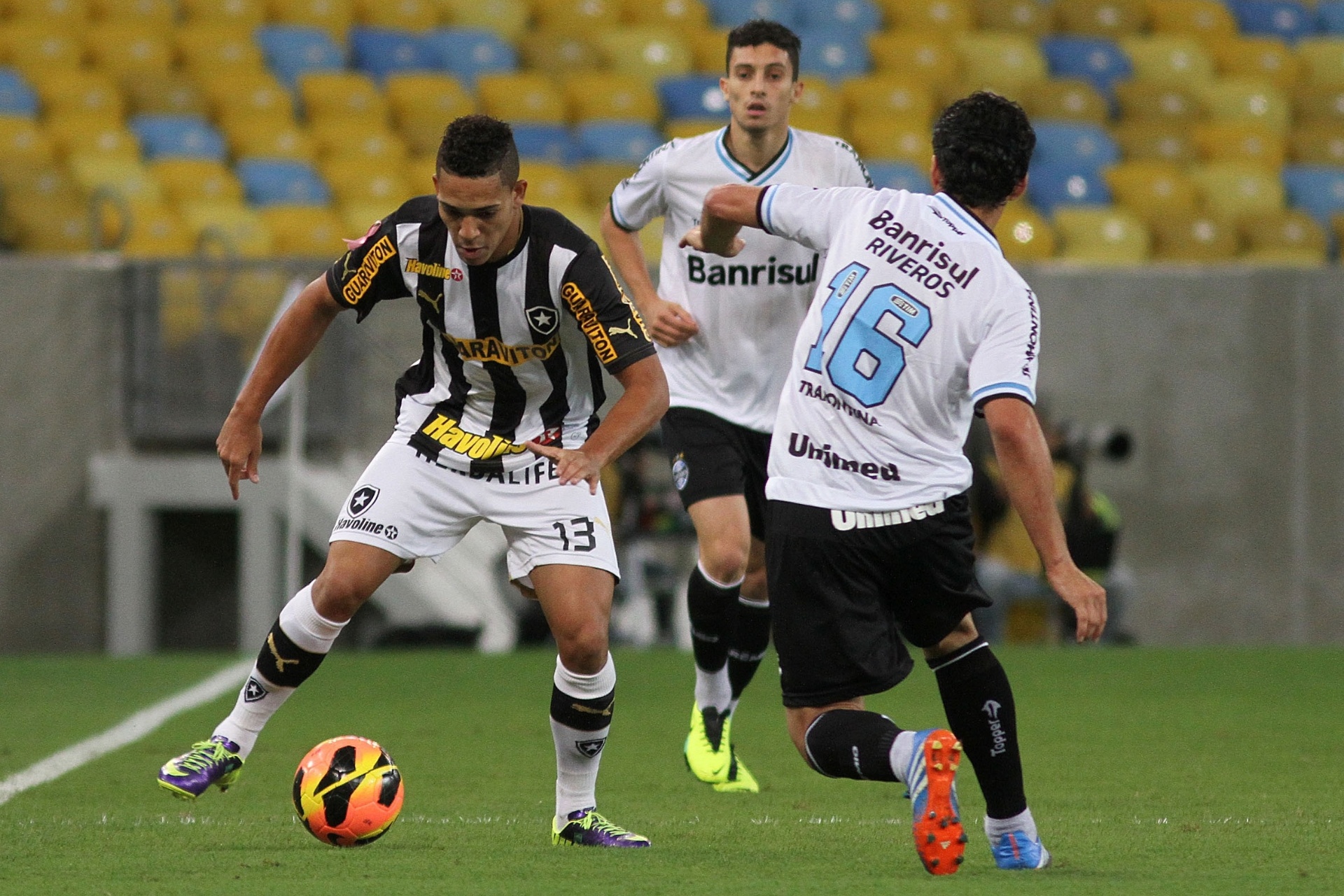 05.out.2013 - Lateral Gilberto, do Botafogo, tenta jogada durante partida contra o Grêmio, no Maracanã - Vitor Silva/SSPress