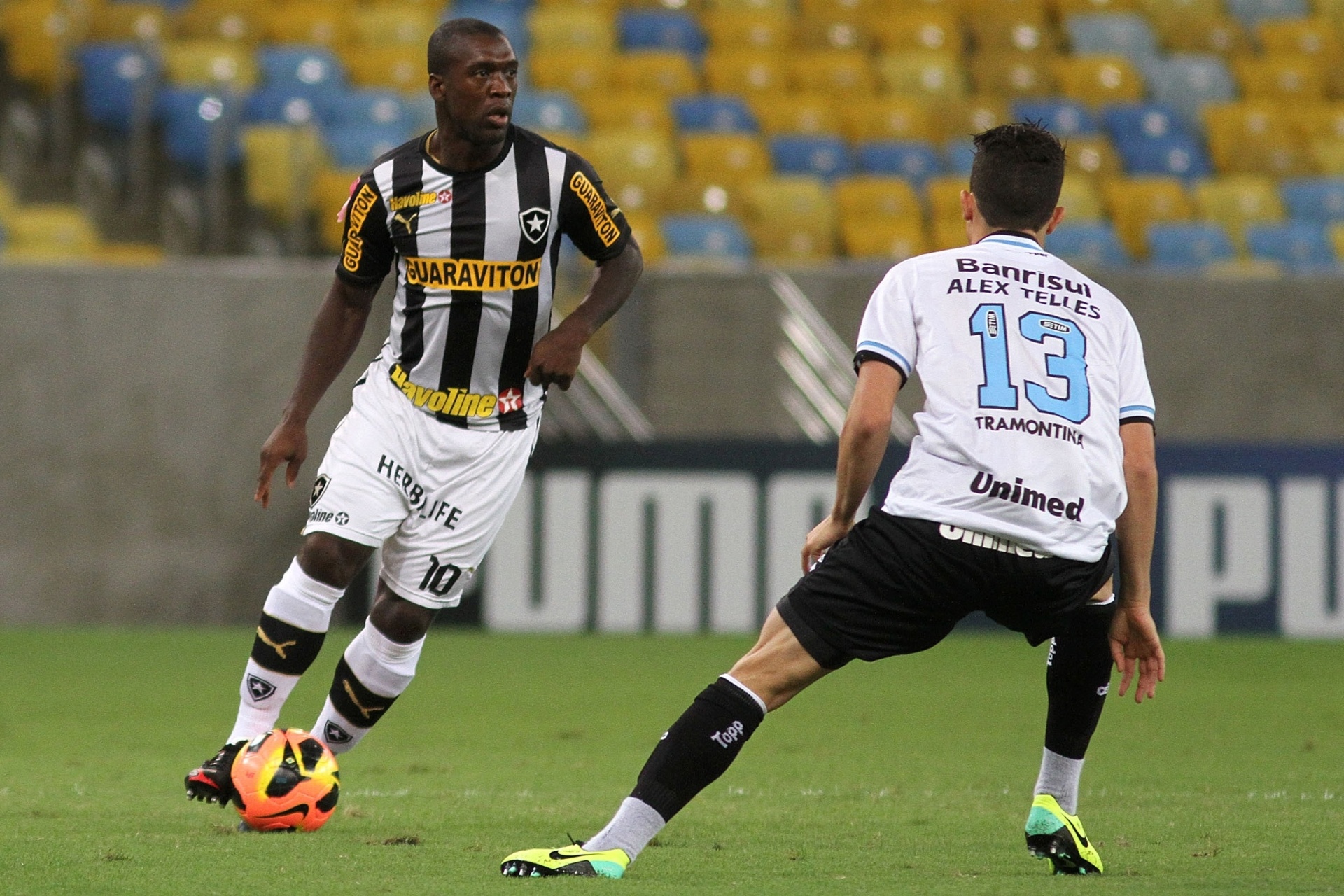 05.out.2013 - Seedorf, do Botafogo, é observado de perto por Alex Telles, do Grêmio, durante partida no Maracanã - Vitor Silva/SSPress