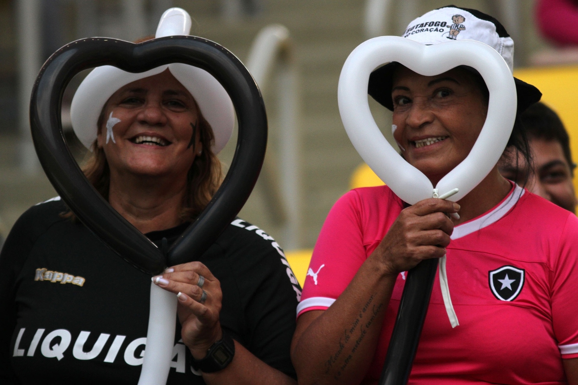 05.out.2013 - Torcedoras do Botafogo fazem a festa antes do apito inial do jogo contra o Grêmio, no Maracanã - Vitor Silva/SSPress