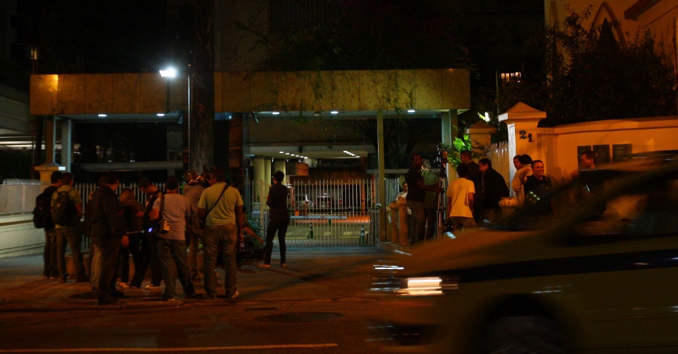 Jornalistas em frente a hospital no Humaitá, onde Oswaldo de Oliveira foi levado após se sentir mal