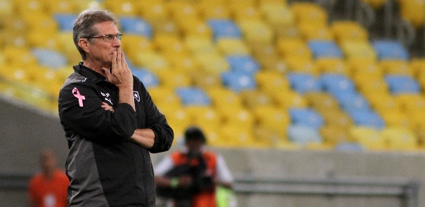 Oswaldo de Oliveira observa o time do Botafogo durante confronto com o Grêmio no Maracanã - Vitor Silva/SSPress