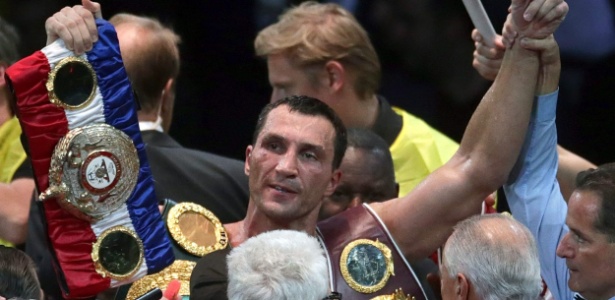 Wladimir Klitschko celebra vitória sobre russo Alexander Povetkin na Arena Olímpica de Moscou - EFE/EPA/MAXIM SHIPENKOV 