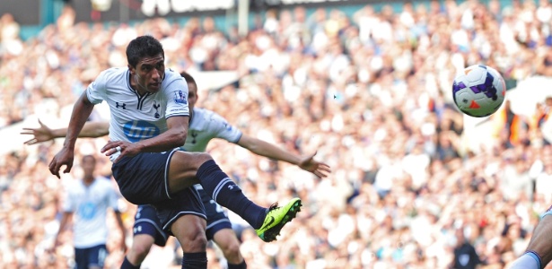 06.10.2013 - Paulinho chuta a bola na partida entre Tottenham e West Ham - CARL COURT / AFP