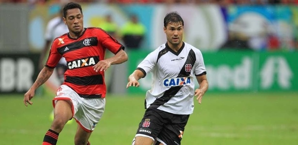 Autor do gol do Flamengo, Hernane observa o domínio do vascaíno Pedro Ken no clássico de Brasília - Marcelo Sadio/vasco.com.br