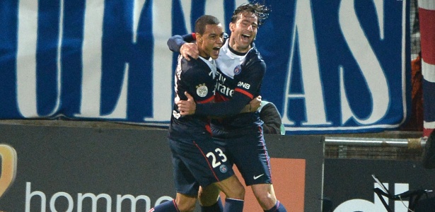 O brasileiro Maxwell  do Paris Saint-Germain comemora seu gol com Gregory Van der Wiel - BORIS HORVAT/AFP