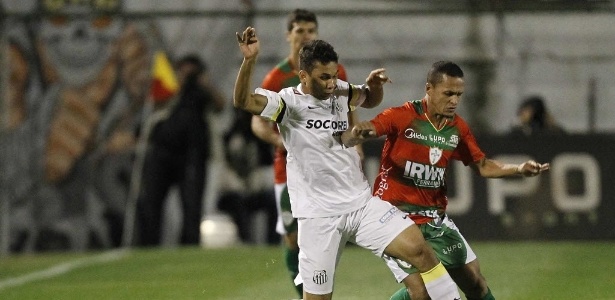 Souza em jogo contra o Santos, no Canindé, quando defendia a Portuguesa - Reinaldo Canato/UOL