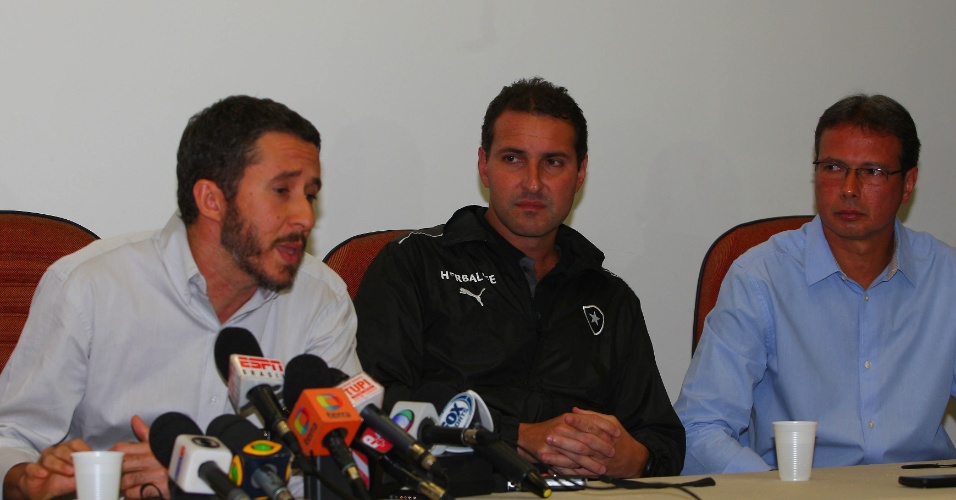 Os médicos Fabrício Braga, da clínica São José, e Rodrigo Kaz, do Botafogo, concedem entrevista sobre o estado de saúde do técnico Oswaldo de Oliveira (06/10/2013)
