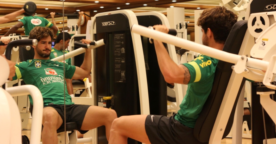 08.out.2013 - De frente à espelho, Alexandre Pato treina com a seleção brasileira em academia de hotel em Seul