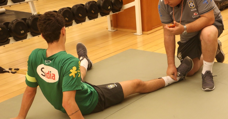08.out.2013 - Oscar faz exercício na academia do hotel que a seleção brasileira está hospedada em Seul