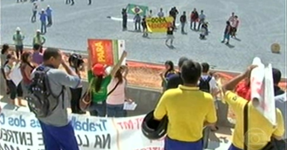 8.out.2013 - Manifestantes invadem Arena Pantanal durante visita de comitiva da Fifa