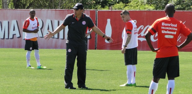 Técnico Clemer aproveitou o trabalho tático para corrigir o posicionamento da equipe do Internacional  - Carmelito Bifano/UOL