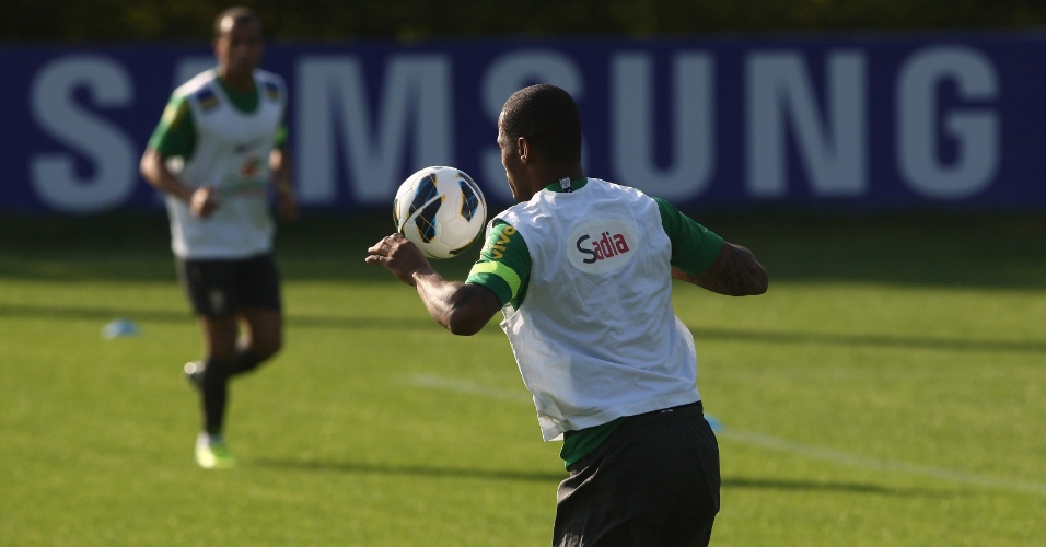 09.out.2013 - Dedé domina bola no primeiro treino da seleção brasileira em Seul