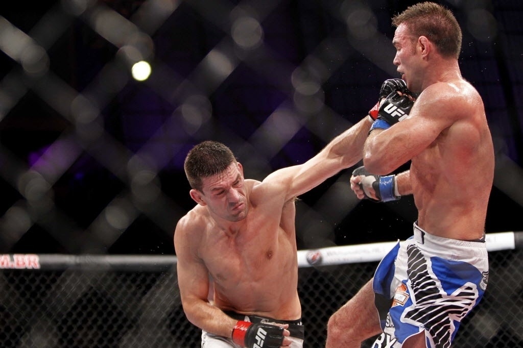 09.out.2013 - Demian Maia tenta acertar golpe de esquerda em Jake Shields durante a luta principal do UFC Barueri; brasileiro perdeu na decisão dos juízes - Reinaldo Canato/UOL