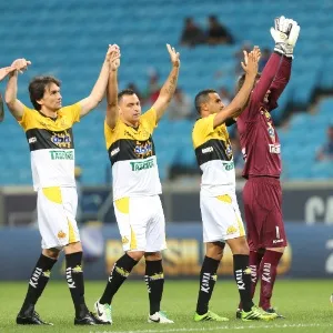 09.out.2013 - Jogadores do Criciúma acenam para a torcida antes de jogo contra o Grêmio - Jefferson Bernardes/ Agência Preview